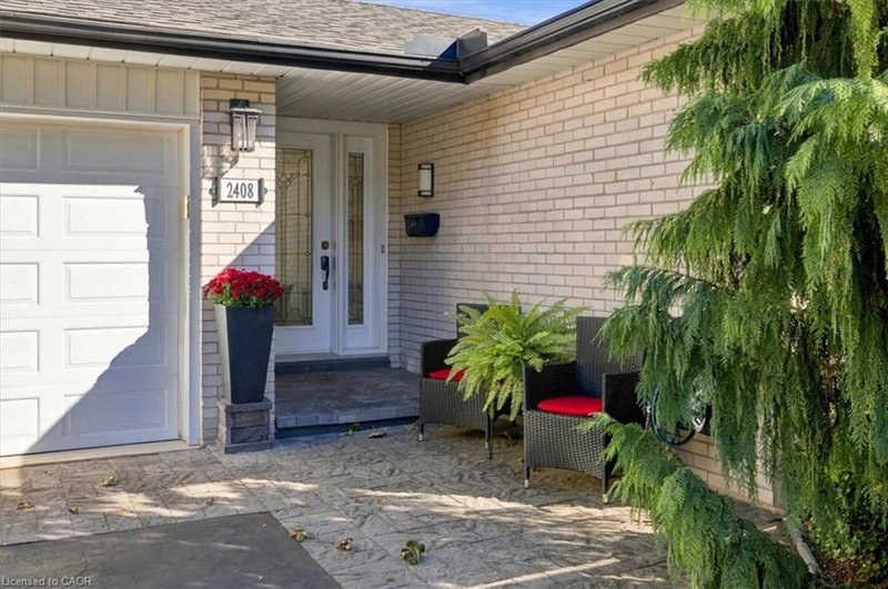 2408 Hereford Crescent photo 4