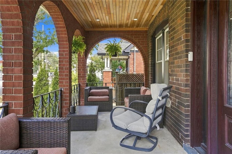 17 Tuxedo Avenue S