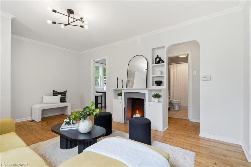 132 Spadina Road E