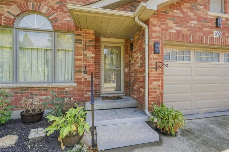 102 Cove Crescent photo 4