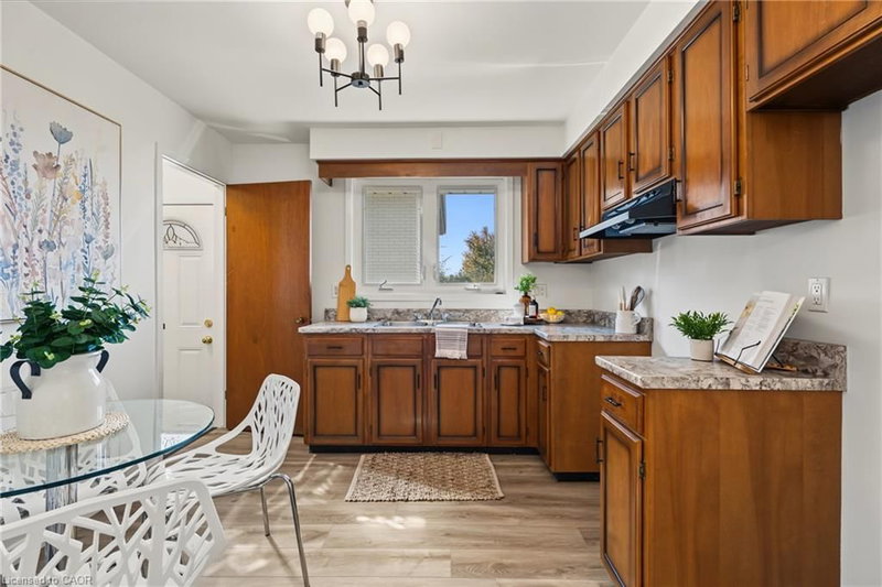 589 Mohawk Road W