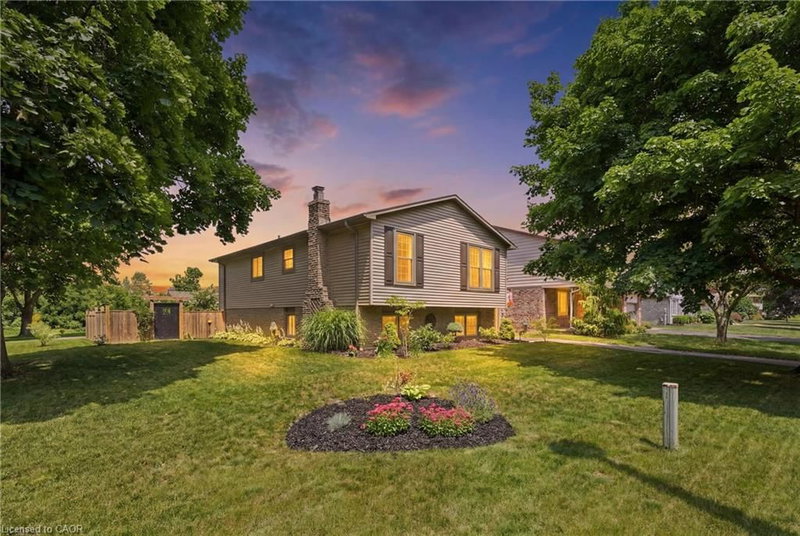 72 Crestlynn Crescent photo 2