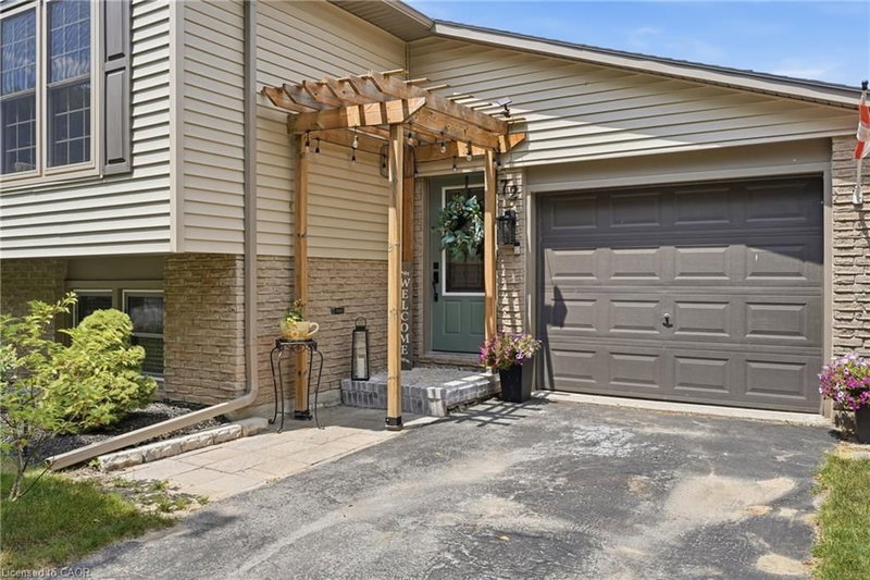 72 Crestlynn Crescent photo 3