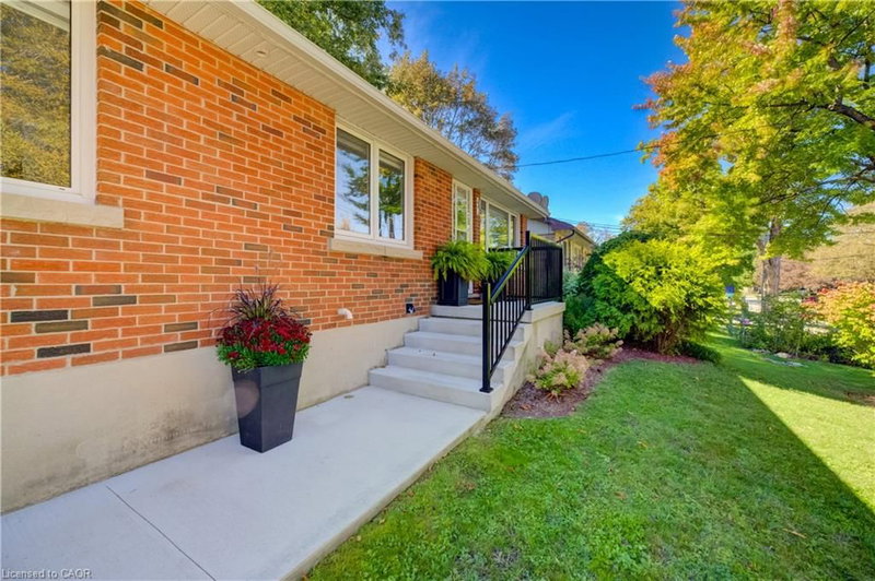 560 Waterloo Street photo 2