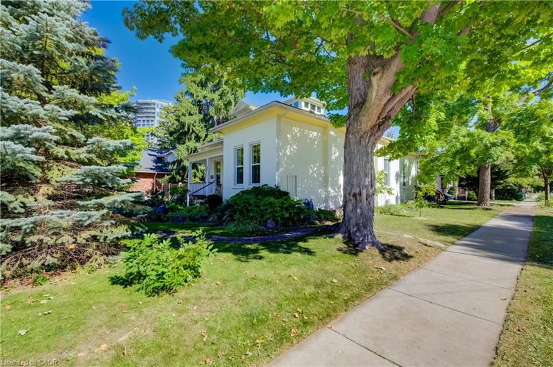 59 Allen Street W photo 5