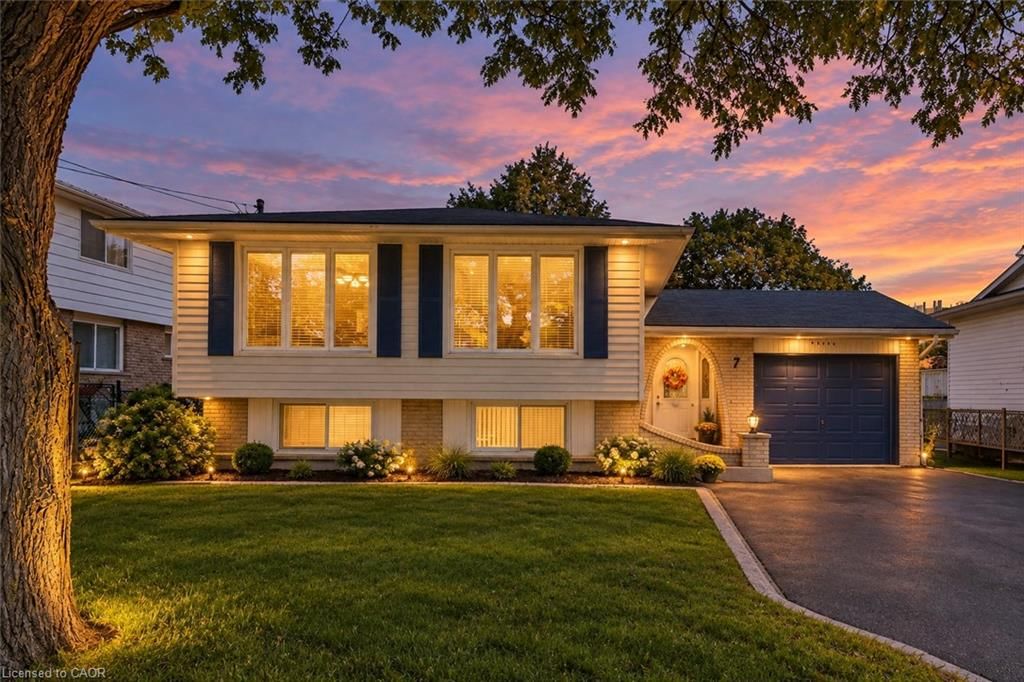 Single Family Residence for sale at 7 Hanover Place, Hamilton, ON, L8K 5X7 - Vincent - MLS: 40866735