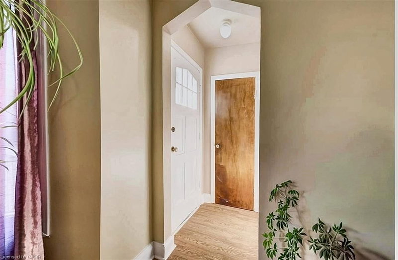 208 Arnold Street photo 5