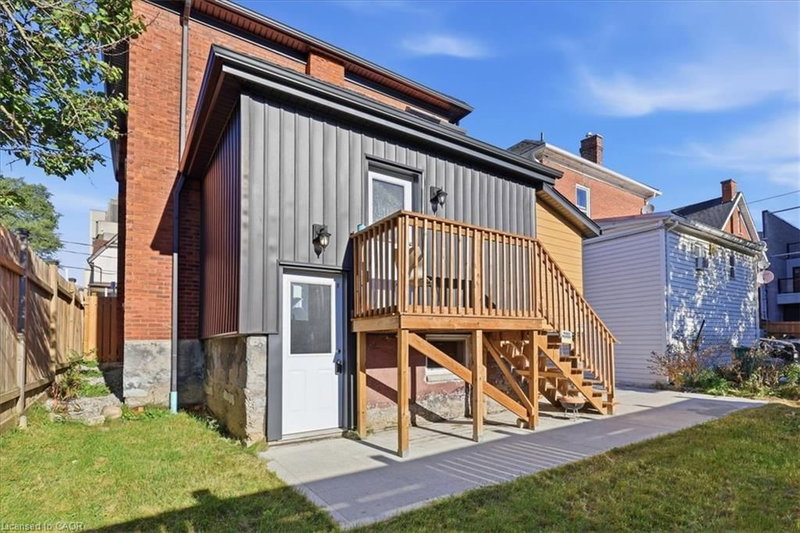 LOWER - 17 Eby Street S