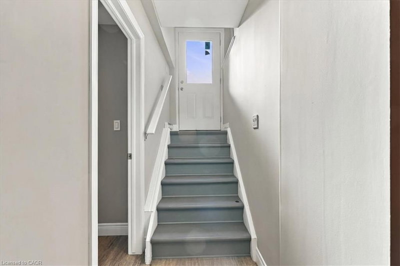 LOWER - 17 Eby Street S