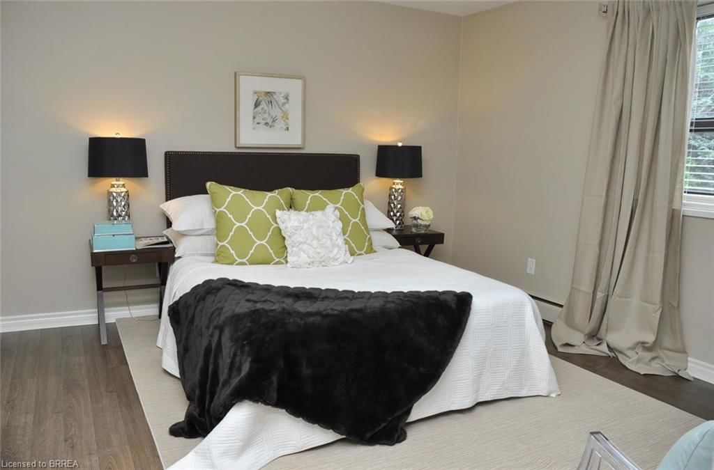 303 - 200 Charlton Avenue E 5