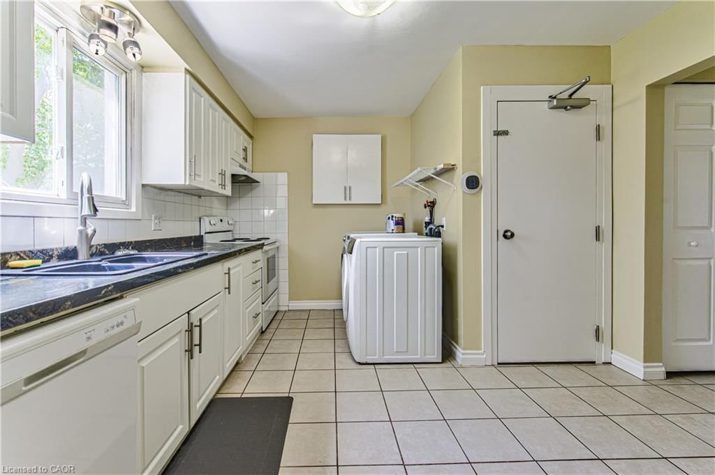 Single Family Residence for sale at 37 Gottscheer Court, Kitchener, ON, N2M 3L3 - Forest Hill - MLS: 40868298