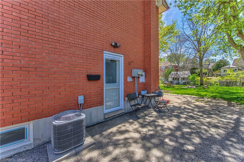 Single Family Residence for sale at 37 Gottscheer Court, Kitchener, ON, N2M 3L3 - Forest Hill - MLS: 40868298
