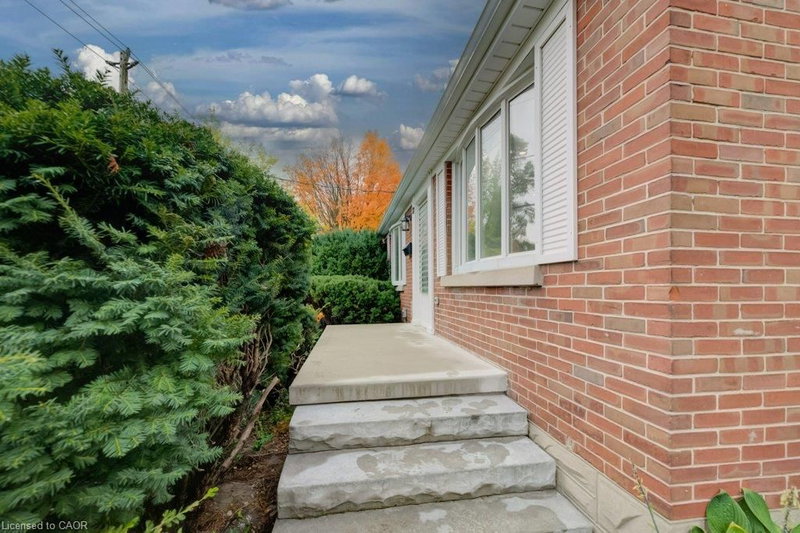 37 Margaret Avenue N photo 4