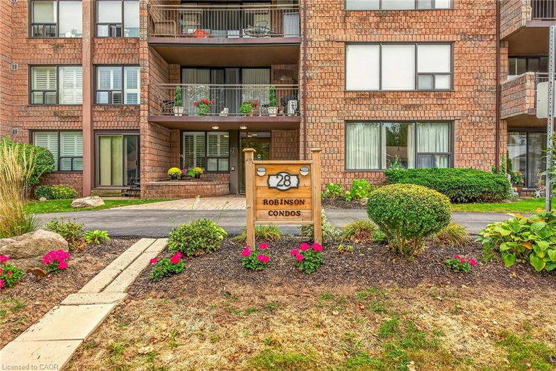 28 Robinson Street N photo 4