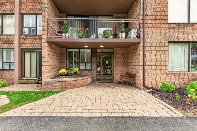 28 Robinson Street N photo 5