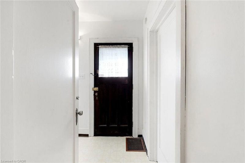 381 Victoria Street N photo 3