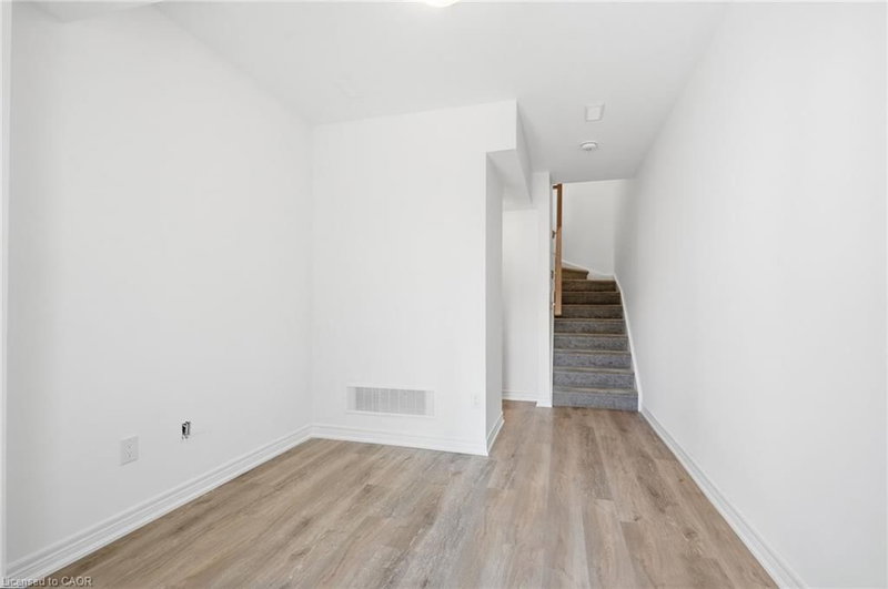 19 Roxanne Drive photo 4