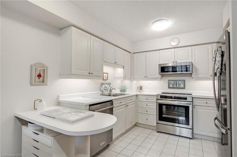 221 Robinson Street photo 4