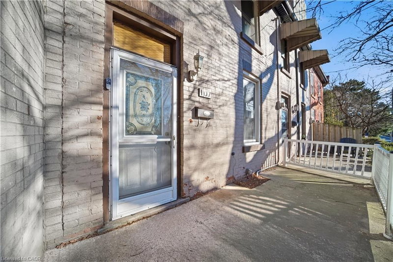 107 Queen Street S photo 2