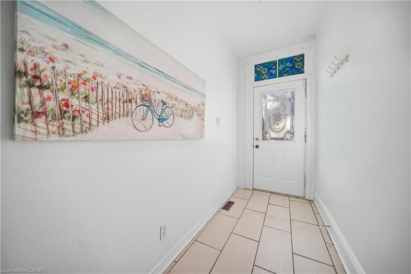 107 Queen Street S photo 3