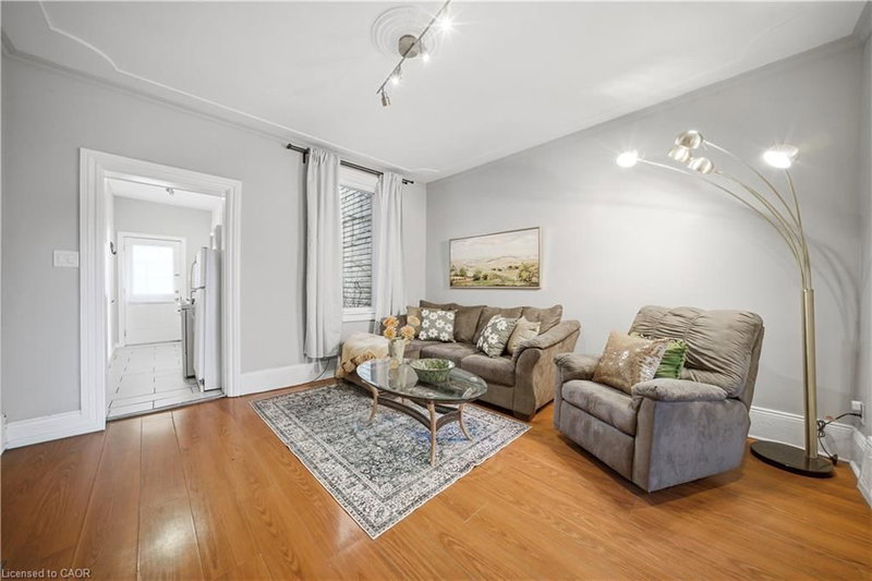 107 Queen Street S photo 5
