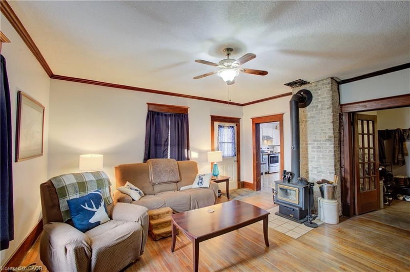 17 Arthur Street E photo 5