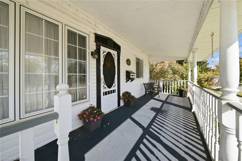 986 Colborne Street photo 3