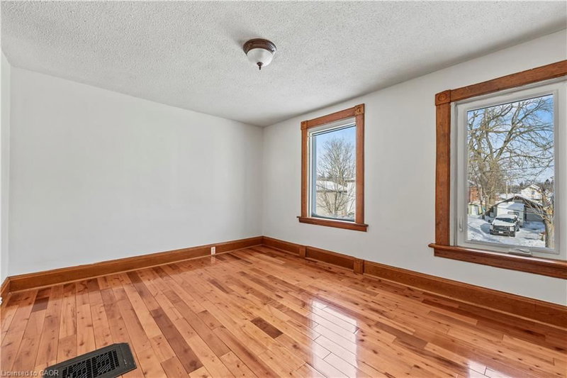 33 Rich Avenue photo 5