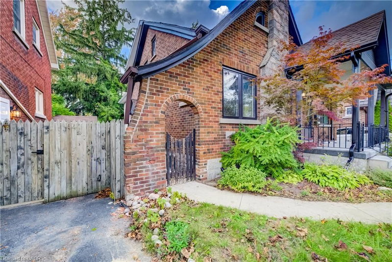 38 Highland Road W photo 3