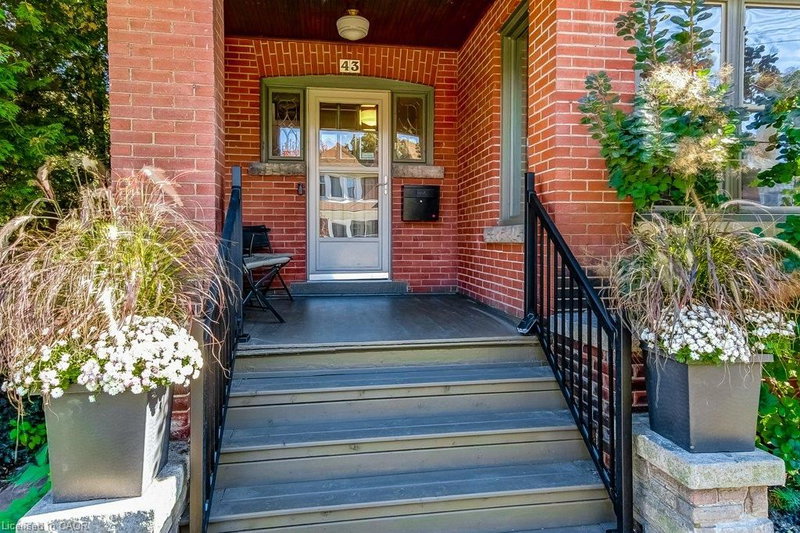 43 Rosslyn Avenue S photo 4