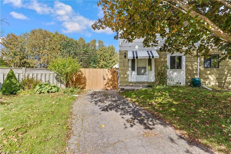 1482 Wildren Place photo 2