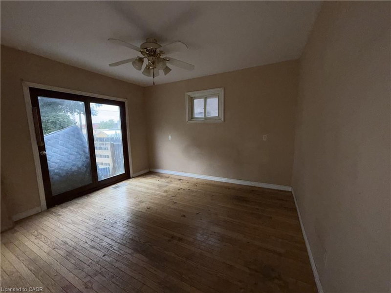 35 Albert Street E photo 4