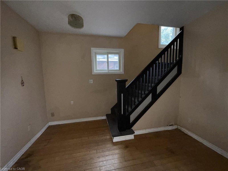 35 Albert Street E photo 5
