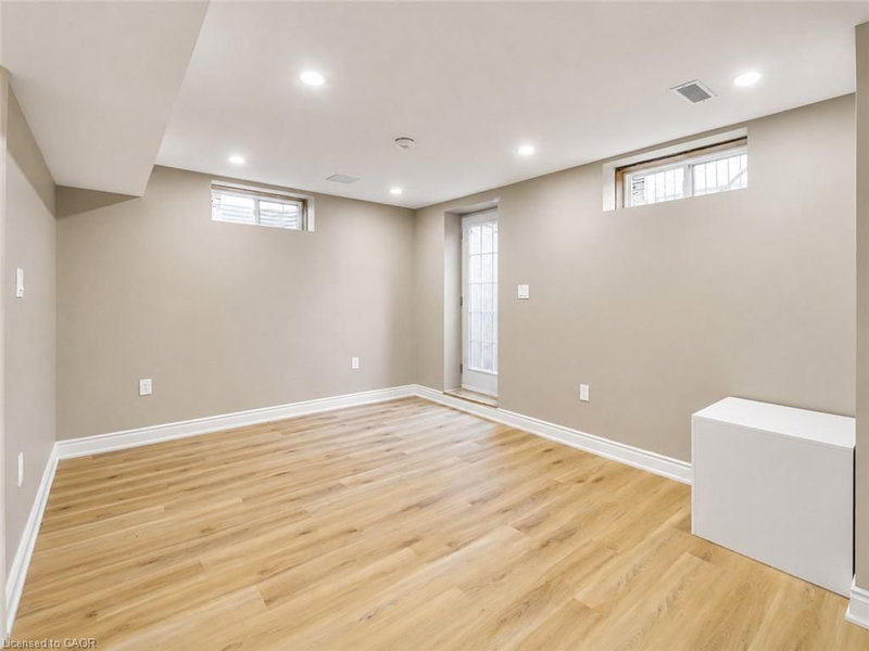 485 Avens Street photo 4