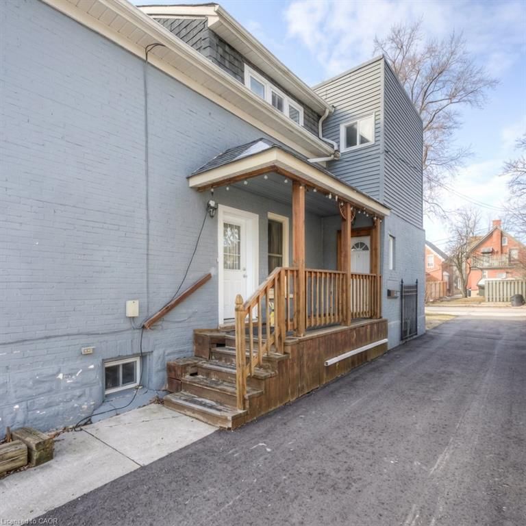 2 - 18 Stirling Avenue N