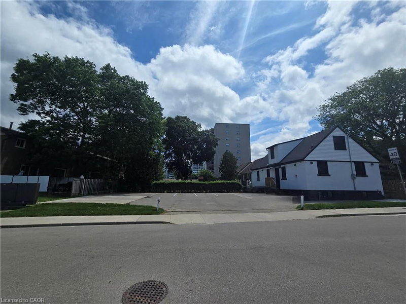 531 Queenston Road photo 3
