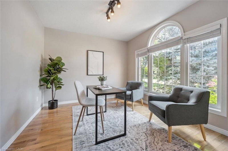 27 Oakridge Crescent photo 4