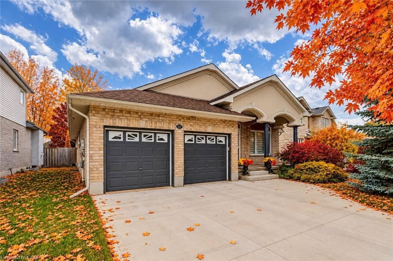 517 Starboard Crescent photo 2