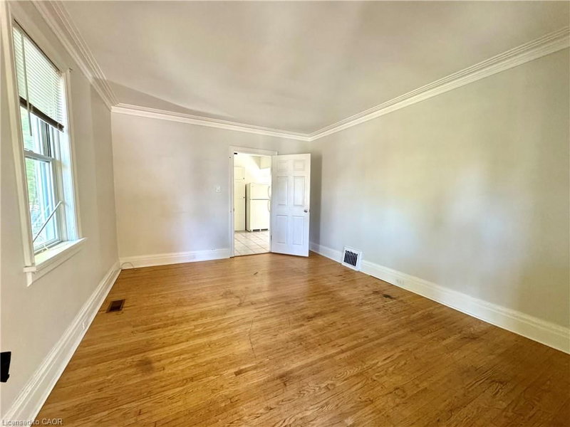 87 Allen Street W