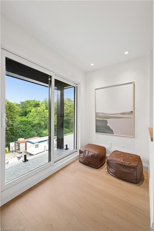 563 Wellington Street photo 3