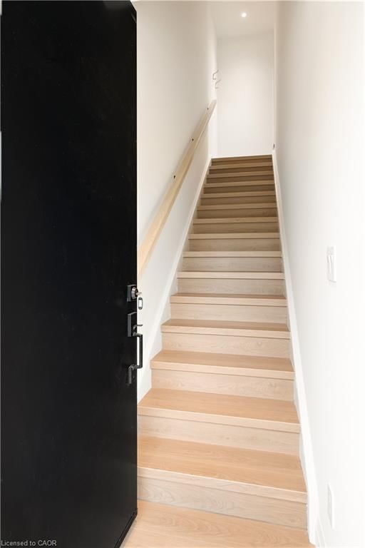 563 Wellington Street photo 5