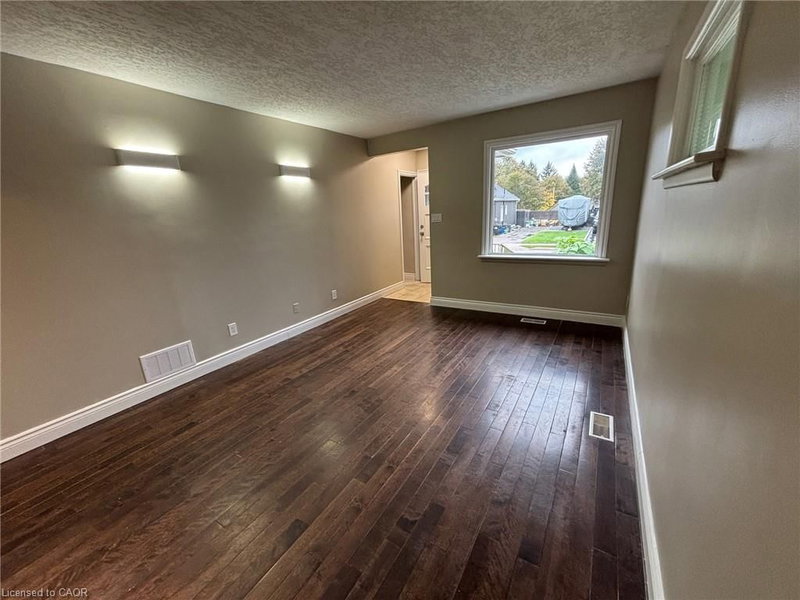 431 Eagle Street S photo 2