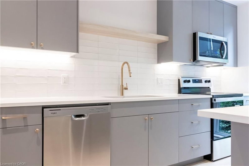 unit 6 - 114 Madison Avenue S