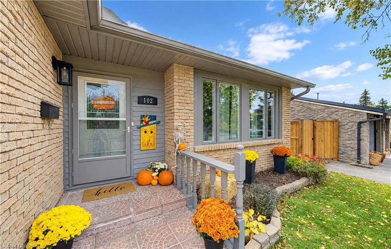 102 Toynbee Crescent photo 2