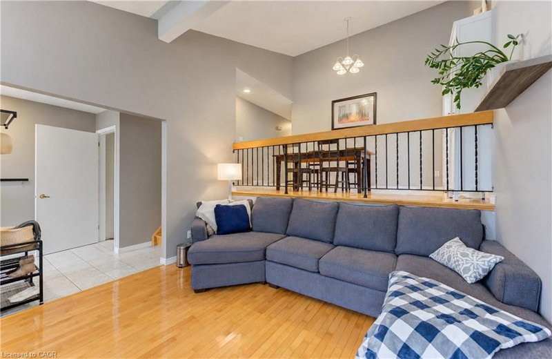 102 Toynbee Crescent photo 4