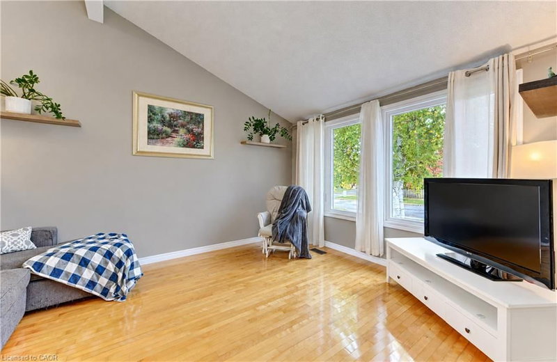 102 Toynbee Crescent photo 5