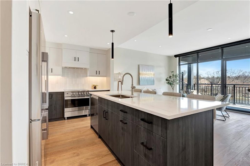 7 Grand River Street N photo 4