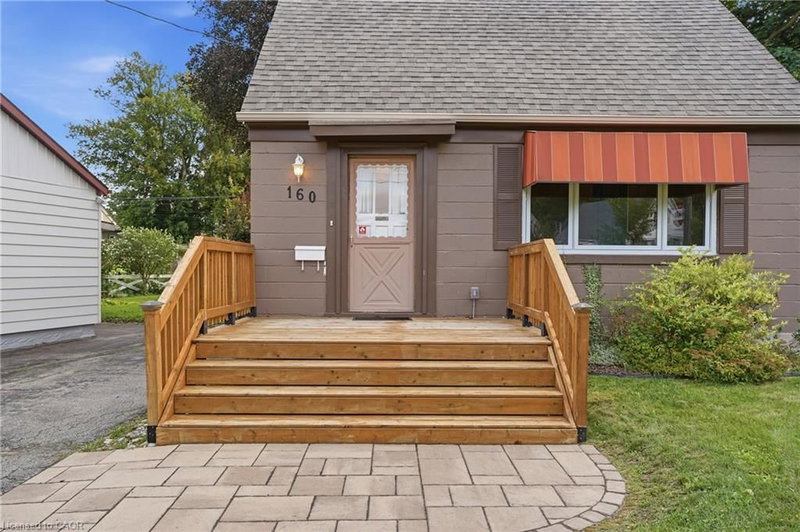 160 Lorne Crescent photo 3