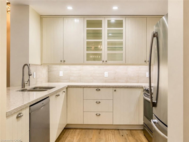 2511 Lakeshore Road W photo 5