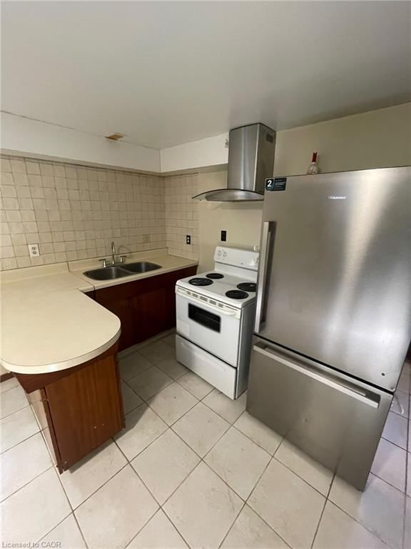 190 Cedarvale Crescent photo 2